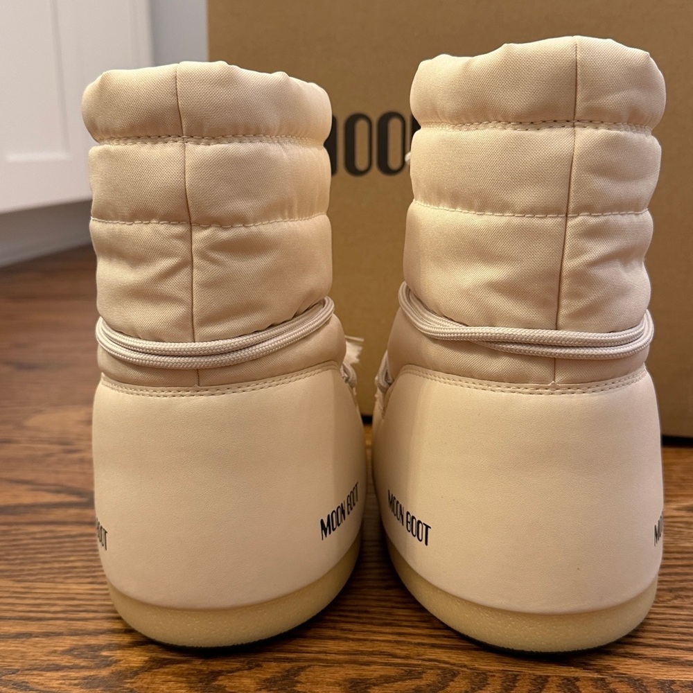 Brand New with Box Moon Boots Cream Short EU 41/42 - Picture 3 of 8